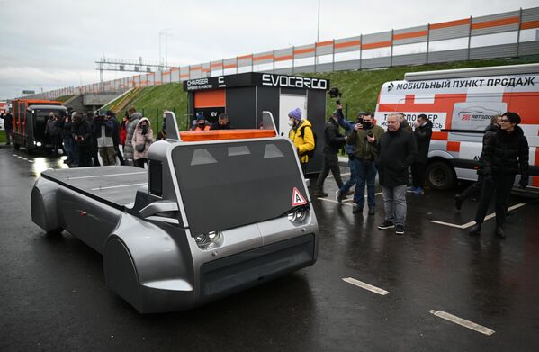 La empresa EvoCargo fue fundada en Moscú en 2020. Desarrolla soluciones logísticas autónomas de ciclo completo utilizando vehículos eléctricos no tripulados de producción propia.En la foto: camión no tripulado  Evocargo Evo1. - Sputnik Mundo