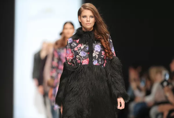 La marca 'Only me' existe desde 2011 y es conocida por utilizar materiales de origen no animal, piel ecológica y cuero ecológico, así como lana y algodón reciclados.En la foto: modelos muestran prendas de la marca 'Only me' durante el desfile de moda ecológica Russian Arctic en el marco de la Mercedes-Benz Fashion Week Russia. - Sputnik Mundo