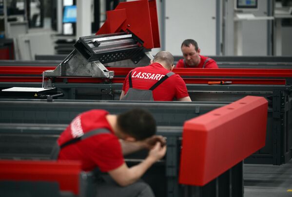 La empresa rusa Lassard desarrolla, fabrica y vende de forma independiente láseres, sistemas láser y equipos basados en ellos.En la foto: empleados de Lassard en el taller en Moscú. - Sputnik Mundo