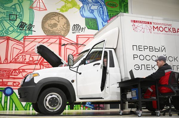 El camión eléctrico EVM PRO se presentó en febrero de 2022.El vehículo eléctrico, con una masa de 3,5 toneladas, tiene una autonomía de hasta 300 km con una sola carga, mientras que su carga útil es de aproximadamente una tonelada. - Sputnik Mundo