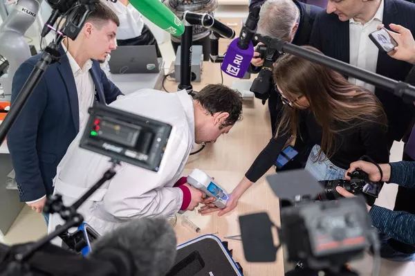 La primera pistola de tejidos de Rusia es un desarrollo del Centro de Investigación y Educación en Ingeniería Biomédica MISIS.El dispositivo puede detener hemorragias e iniciar procesos regenerativos en caso de heridas leves y de gravedad media. - Sputnik Mundo