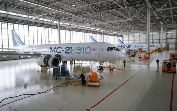 El MC-21 es un avión de pasajeros ruso de medio alcance, cuya versión con componentes y elementos de producción completamente doméstica debería realizar las pruebas de vuelo a finales de este año. - Sputnik Mundo