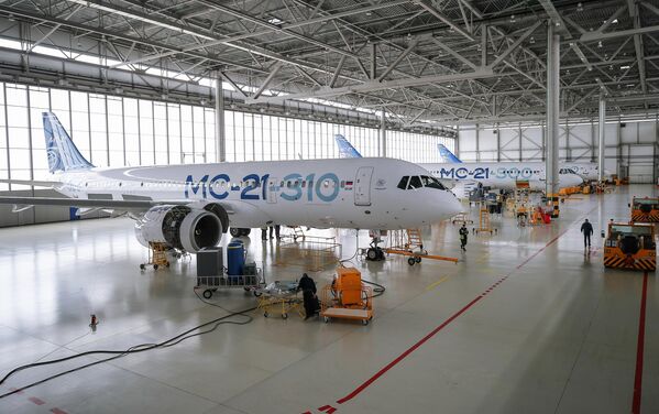El MC-21 es un avión de pasajeros ruso de medio alcance, cuya versión con componentes y elementos de producción completamente doméstica debería realizar las pruebas de vuelo a finales de este año. - Sputnik Mundo