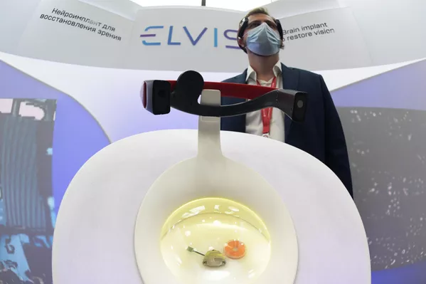 El laboratorio Sensor-Tech es una organización sin ánimo de lucro que desarrolla soluciones tecnológicas para la socialización de personas con deficiencias auditivas y visuales, incluidas las sordociegas.En la foto: stand de Sensor-Tech con tecnología de neuroimplantes visuales en el Foro Económico Internacional de San Petersburgo 2021. - Sputnik Mundo