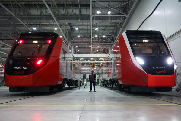 El Finist es un tren eléctrico de alta velocidad de la serie ES104, un análogo del Lastochka totalmente sustituido por elementos de producción nacional.En el futuro, este modelo se convertirá en la plataforma básica de una nueva generación de trenes eléctricos de alta velocidad, incluidas las modificaciones de doble sistema e híbridos. - Sputnik Mundo