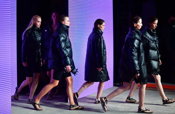 Boyari es una innovadora marca rusa de ropa y accesorios fabricados con Appleskin, un cuero compuesto por un 50% de manzanas. - Sputnik Mundo