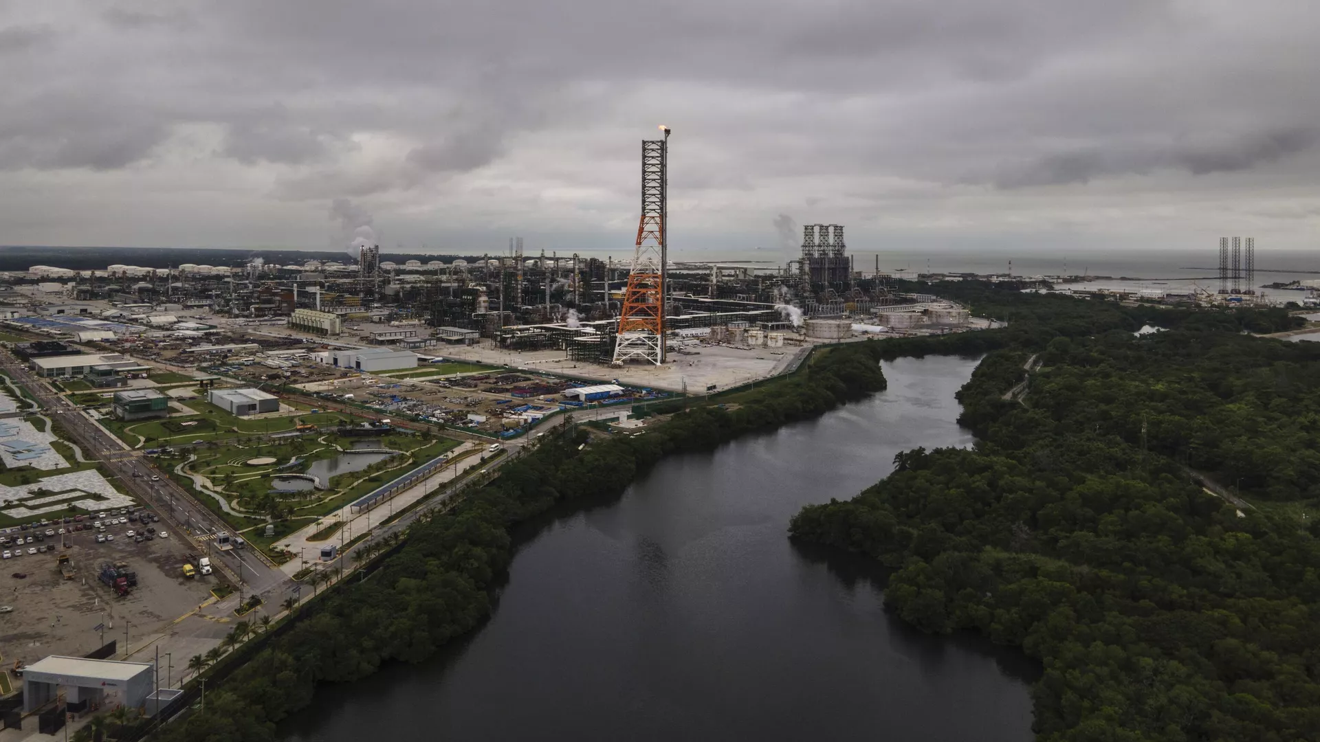 La refinería Olmeca, mejor conocida como Dos Bocas, es una de las magnas obras del sexenio del presidente mexicano, Andrés Manuel López Obrador. - Sputnik Mundo, 1920, 07.08.2024