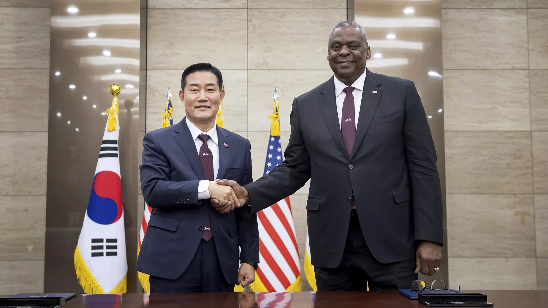 El ministro de Defensa surcoreano, Shin Won-sik, y el secretario de Defensa de EEUU, Lloyd Austin, el 13 de noviembre de 2023 - Sputnik Mundo, 1920, 08.08.2024