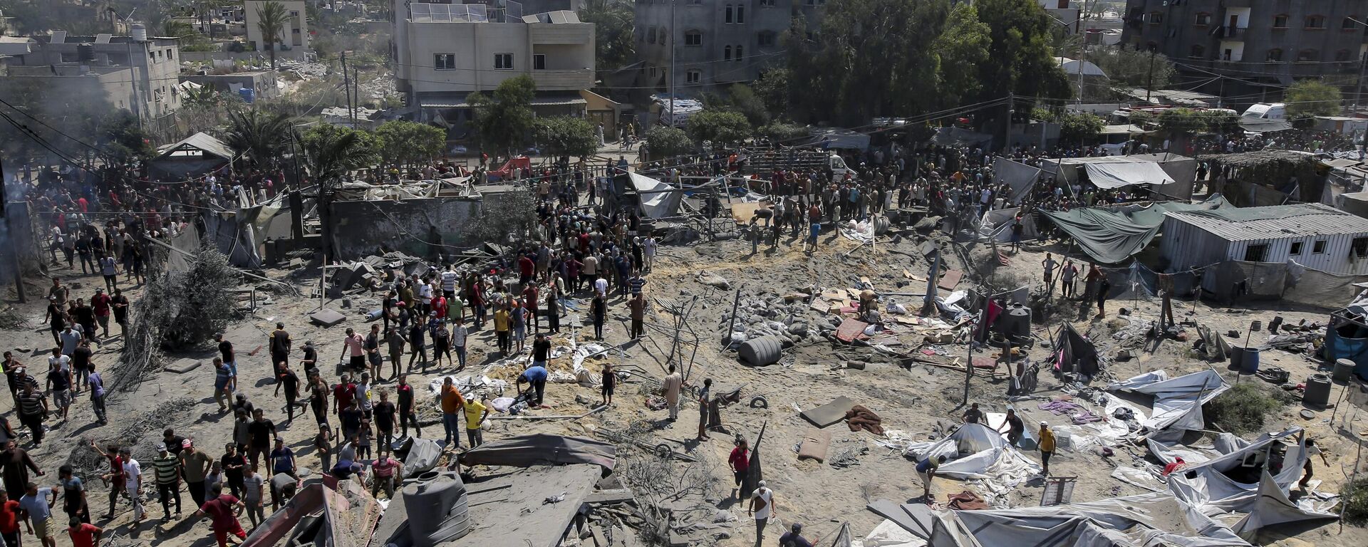 Palestinos inspeccionan los daños en un lugar afectado por un bombardeo israelí en Jan Yunis, al sur de la Franja de Gaza, el sábado 13 de julio de 2024.  - Sputnik Mundo, 1920, 23.08.2024