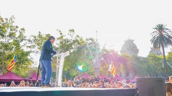 Carles Puigdemont, durante su discurso ante sus seguidores al lado del Parlamento de Cataluña - Sputnik Mundo