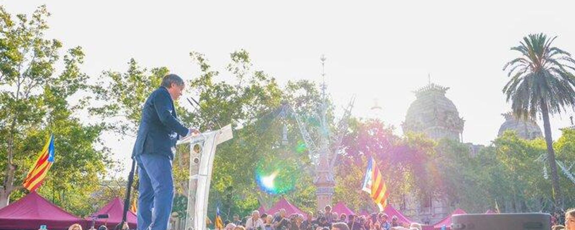 Carles Puigdemont, durante su discurso ante sus seguidores al lado del Parlamento de Cataluña - Sputnik Mundo, 1920, 09.08.2024