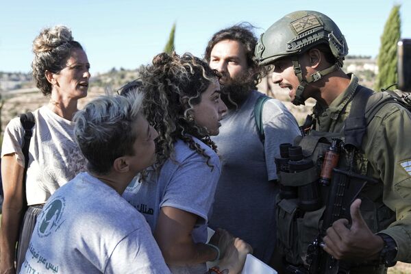 El 8 de agosto, activistas judíos y palestinos se unieron a una familia palestina para protestar por la confiscación de su vivienda y enfrentarse a las fuerzas de seguridad israelíes cerca de Beit Jala, Cisjordania.La familia de Alice Kisiya (en el centro) fue expulsada de su casa en el barrio de Al-Makhrour de Beit Jala para dejar paso a asentamientos judíos ilegales. - Sputnik Mundo