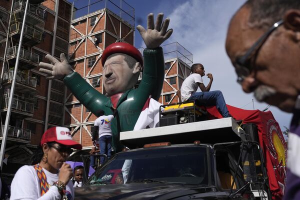 Un globo gigante del exmandatario Hugo Chávez antes del inicio de una manifestación progubernamental en Caracas, Venezuela.El 3 de agosto, miles de venezolanos salen a las calles de Caracas en respaldo de los resultados de las elecciones presidenciales del pasado 28 de julio. - Sputnik Mundo