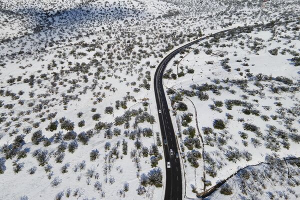 Automóviles en una carretera cubierta de nieve en Santiago de Chile. - Sputnik Mundo