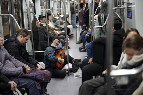 Un musicante en el metro de Buenos Aires, Argentina. - Sputnik Mundo