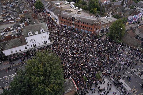 Personas protestan contra la inmigración en Walthamstow, Reino Unido. Miles de personas salieron a las calles de ciudades británicas para manifestarse contra el racismo después de que un joven de 17 años matara a tres niños. - Sputnik Mundo