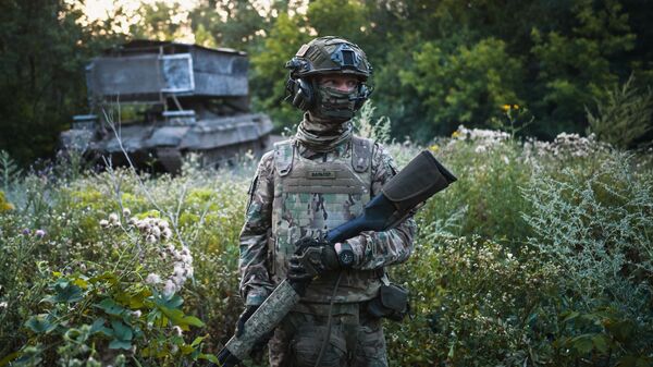 Un militar del grupo Centro de las Fuerzas Armadas rusas en la zona de Avdéyevka de la operación militar especial - Sputnik Mundo