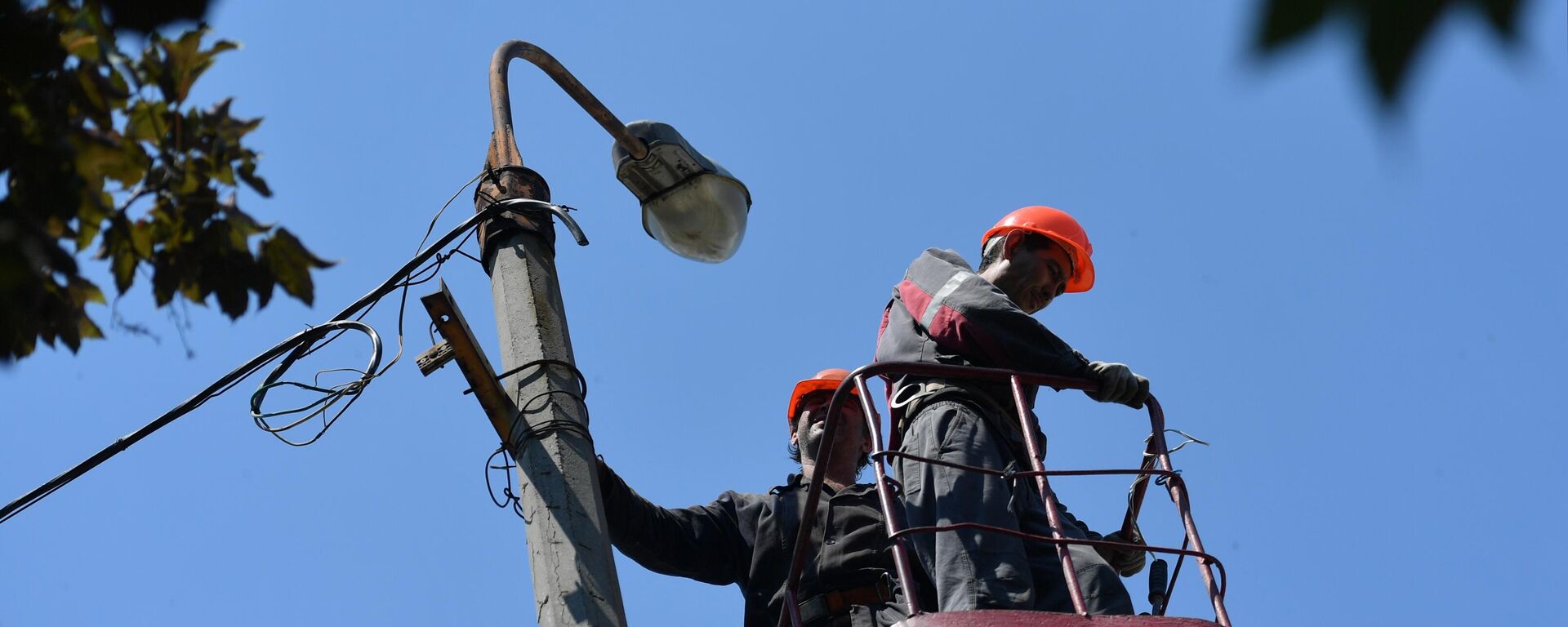 Empleados de servicios públicos durante el restablecimiento de la red eléctrica  - Sputnik Mundo, 1920, 11.08.2024