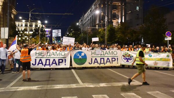 Protestas en Serbia contra el proyecto minero Jadar, que prevé la extracción de litio - Sputnik Mundo