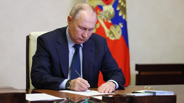 El presidente ruso, Vladímir Putin, firma un decreto (archivo) - Sputnik Mundo