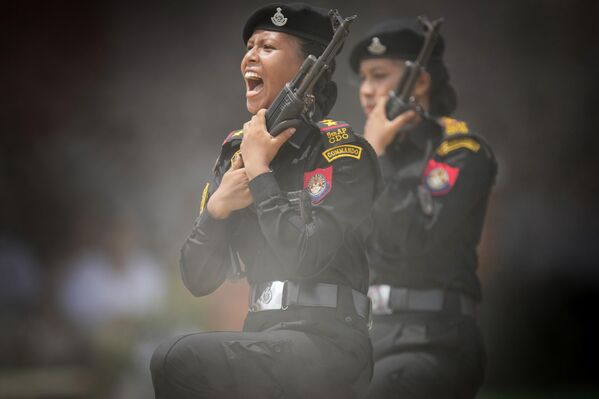 Comandos femeninos de la Policía de Assam participan en un desfile durante las celebraciones del Día de la Independencia de la India. - Sputnik Mundo
