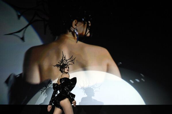 Una modelo actúa durante el espectáculo de peluquería Transformación con la colección de Alexandr Smolkin El cuadrado negro de Malevich en Novosibirsk, Rusia. - Sputnik Mundo