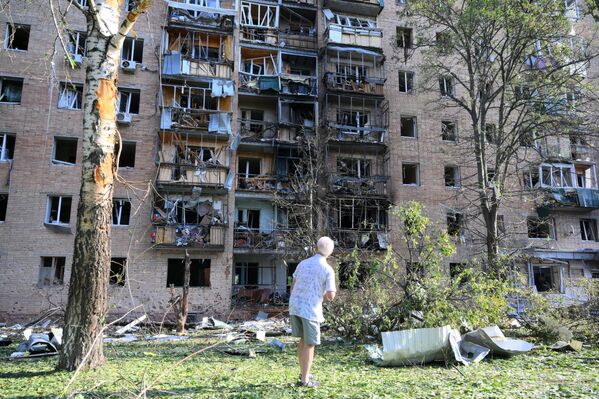 Las consecuencias del ataque ucraniano contra la ciudad rusa de Kursk. Un misil ucraniano derribado cayó sobre un edificio residencial. - Sputnik Mundo