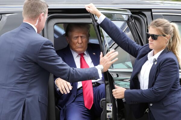 El candidato presidencial republicano, Donald Trump, llega la oficina del supervisor electoral del condado de Palm Beach, para votar temprano en persona en las primarias de Florida, EEUU. - Sputnik Mundo