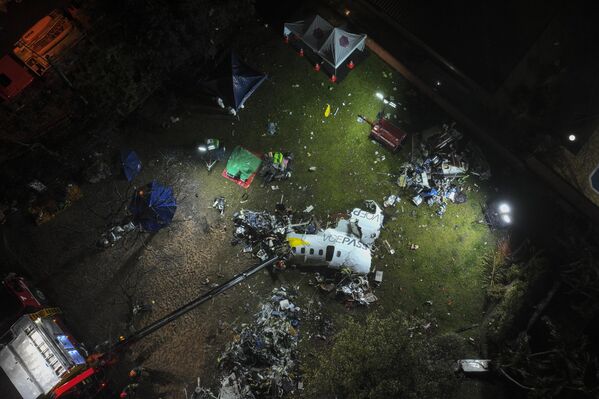 Escombros en el lugar donde se estrelló un avión con 62 personas a bordo, en Vinhedo, estado de Sao Paulo, Brasil. - Sputnik Mundo