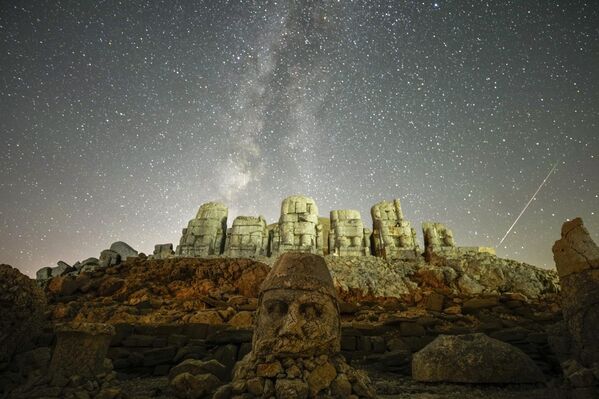 Estatuas antiguas durante la lluvia de meteoros de las perseidas en la cima del monte Nemrut, en el sureste de Turquía.  - Sputnik Mundo