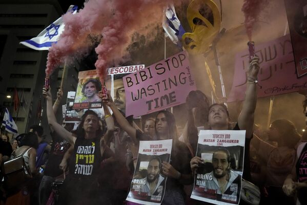 Familiares de rehenes retenidos por Hamás en la Franja de Gaza y sus partidarios piden la liberación inmediata de rehenes y protestan contra el Gobierno del primer ministro israelí, Benjamín Netanyahu, en Tel Aviv, Israel. - Sputnik Mundo