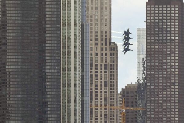 Los Blue Angels de la Marina de Estados Unidos actúan durante el Chicago&#x27;s Air &amp; Water Show sobre el lago Michigan. - Sputnik Mundo