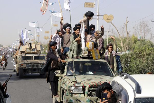 Combatientes talibanes celebran el tercer aniversario de la retirada de las tropas de Estados Unidos de Afganistán, en la ciudad de Lashkar Gah, suroeste de Afganistán. - Sputnik Mundo