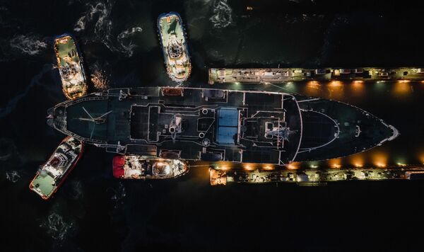 Remolque del rompehielos nuclear Lenin para las reparaciones programadas. El legendario barco será preparado para el aniversario de la flota de rompehielos nucleares. - Sputnik Mundo