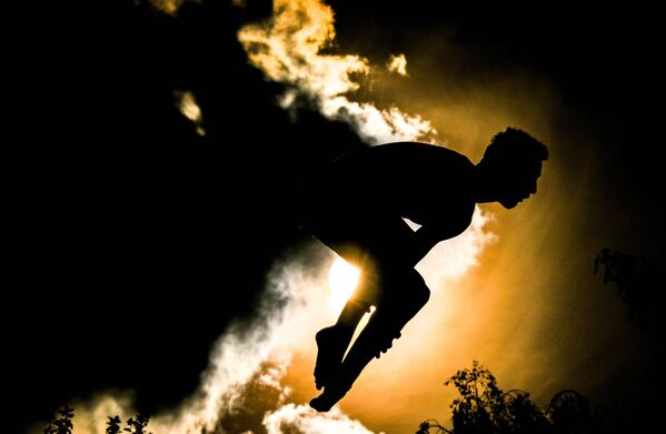 Ilia Kaláshnikov en la final masculina de trampolín de 10 metros de la Copa del Kremlin, Rusia. - Sputnik Mundo