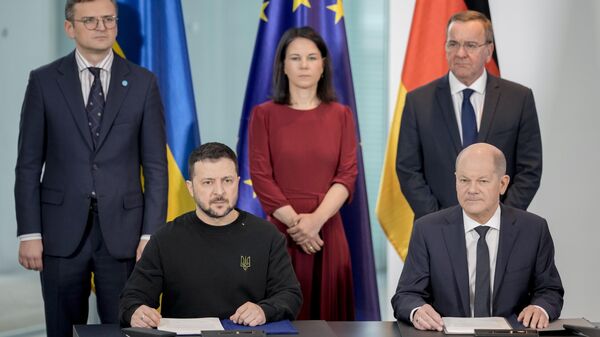 Volodímir Zelesnki (izda.) y Olaf Scholz (dcha.), canciller de Alemania, durante un encuentro en Berlín, Alemania, el 16 de febrero de 2024 - Sputnik Mundo