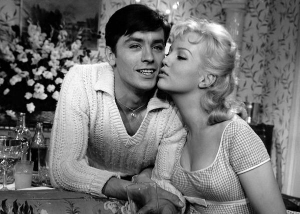 Alain Delon nació el 8 de noviembre de 1935 en los suburbios de París, Francia.En la foto: el actor en la película Débiles mujeres (1959).  - Sputnik Mundo