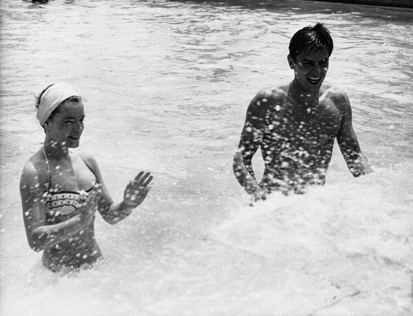 Pronto fue enviado a un internado católico,​ el primero de varias escuelas de las que fue expulsado debido a su comportamiento rebelde.En la foto: Alain Delon y su entonces pareja, la actriz Romy Schneider, en Montecarlo, 8 de julio de 1961. - Sputnik Mundo