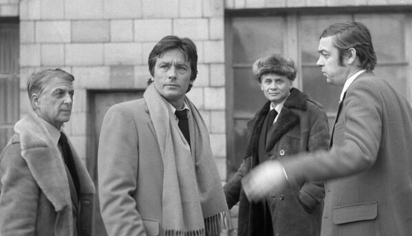 El actor francés también tuvo papeles en el cine soviético.En la foto: Alain Delon y el director de cine soviético Vladímir Naúmov (tercero por la izquierda) durante una visita a los estudios Mosfilm, 29 de noviembre de 1980. - Sputnik Mundo