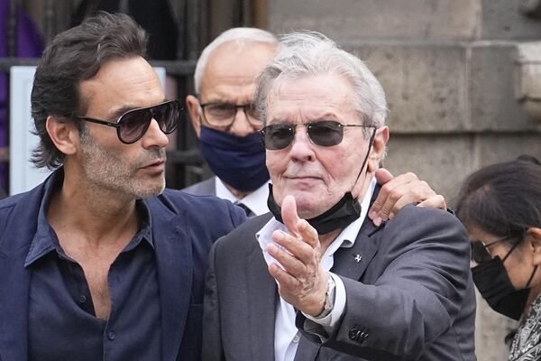 En junio de 2019 sufrió un derrame cerebral que posteriormente le desencadenó la enfermedad de Alzheimer.En la foto: Alain Delon con su hijo Anthony Delon en el funeral del actor Jean-Paul Belmondo el 10 de septiembre de 2021 en París. - Sputnik Mundo