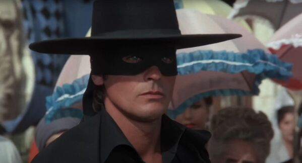 Además, debutó en Hollywood, pero las películas que protagonizó no tuvieron gran éxito.En la foto: el actor en la película Zorro (1975) - Sputnik Mundo