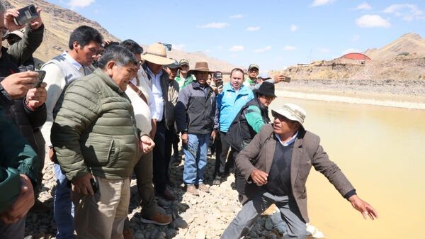 Funcionarios peruanos observan la contaminación del río Llallimayo - Sputnik Mundo