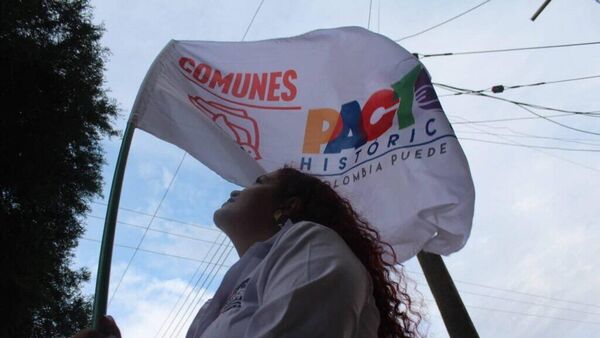 Bandera del partido colombiano Comunes - Sputnik Mundo