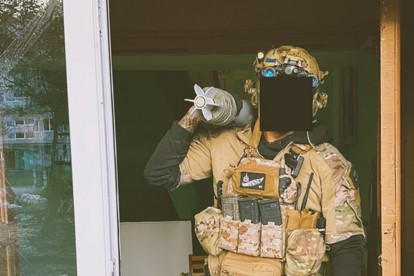 'raoulduke_69' comparte una foto en las redes sociales de un mercenario con el emblema del Forward Observation Group junto a un proyectil de artillería, geolocalizado en Chasov Yar, 20 de agosto de 2024. Publicado bajo uso legítimo. - Sputnik Mundo