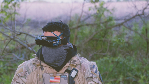 'raoulduke_69' comparte una foto en las redes sociales de un mercenario en Ucrania con una bandera estadounidense, geolocalizado en Chasov Yar, abril de 2024. Los tatuajes coinciden con los del fundador del Forward Observation Group, Derrick Bales. Publicado bajo uso legítimo. - Sputnik Mundo