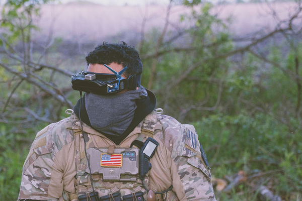 'raoulduke_69' comparte una foto en las redes sociales de un mercenario en Ucrania con una bandera estadounidense, geolocalizado en Chasov Yar, abril de 2024. Los tatuajes coinciden con los del fundador del Forward Observation Group, Derrick Bales. Publicado bajo uso legítimo. - Sputnik Mundo