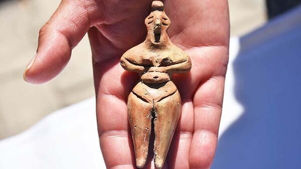 Hallada una estatua femenina de 8.000 años de antigüedad en Ulucak Hoyuk (Turquía). - Sputnik Mundo