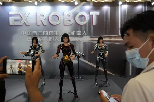 Robots humanoides actúan en sincronía durante la Conferencia Mundial de Robots 2024. Robots humanoides actúan en sincronía durante la Conferencia Mundial de Robots 2024. - Sputnik Mundo