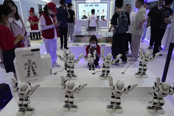 Los visitantes de la exposición observan robots bailarines. Los visitantes de la exposición observan robots bailarines. - Sputnik Mundo
