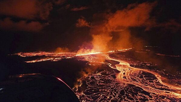 El volcán en el suroeste de Islandia entró en erupción por sexta vez desde diciembre. - Sputnik Mundo